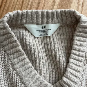 H&M Sweater Vest thumbnail 3