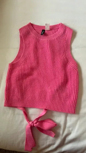 H&M Hot Pink cropped sweater thumbnail 1