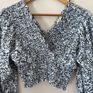 Abercrombie & Fitch Smocked‎ Top Ditsy Floral Blouson Long Sleeve Blue White M thumbnail 6