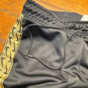 Nike Sportswear Women Black Gold Logo Tape‎ Track Pants Joggers AR4912-010 L thumbnail 4