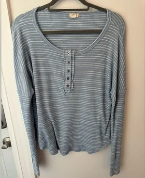 • Billabong • Women’s Anyday Henley Top Size Small thumbnail 1