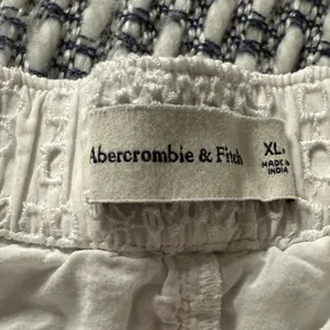 Abercrombie White Eyelet Lace Shorts thumbnail 3