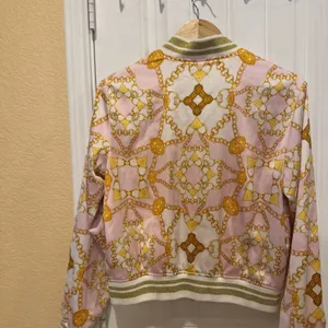 Vintage Guess Italian Maximalist Baroque Bomber Jacket Sz M Gold Chain Pink Zip thumbnail 7
