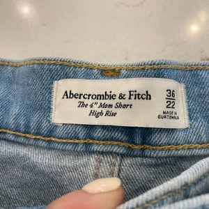 Abercrombie & Fitch The 4” Mom Short High Rise‎ in 36/ 22 thumbnail 3