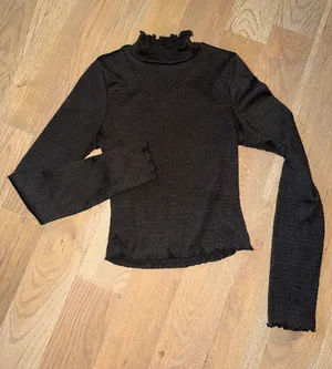 Altar’d State Black Ruffled Mock Neck cropped Long-Sleeve Top Sz M thumbnail 1