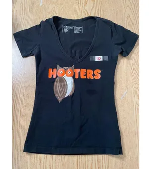 B75 #10 Hooters Girl Worn V-Neck T-Shirt Black size Xs thumbnail 1