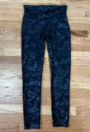 SPANX Faux Leather Glossy Camo Matte Black shaping slimming Leggings Sz L thumbnail 3