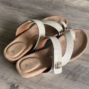 Giani Bernini Memory Foam Rilley Gold Detail Strap Sandal Size 9 thumbnail 2