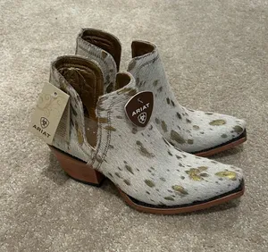 NWT Ariat boots thumbnail 1