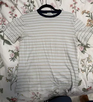Aritzia T-Shirt thumbnail 1