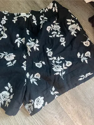 Abercrombie & Fitch Women's Black White linen‎ Embroidered Flower Shorts thumbnail 4