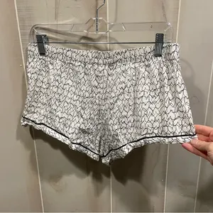 Cute soft cotton blend Victoria’s Secret black white heart shorts pajamas lounge thumbnail 8