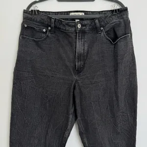 Abercrombie & Fitch Curve The Mom High Rise Jeans in a Black Faded‎ Acid Wash 14 thumbnail 3