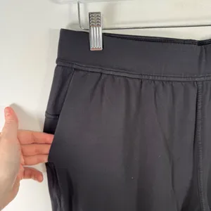 Lululemon Twisted and Tucked Jogger Pant 25" Black Travel Athleisure Womens 8 thumbnail 4