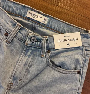 Abercrombie & Fitch Mid Rise 90s Straight Jeans thumbnail 9