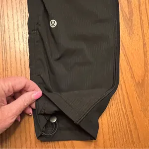 Lululemon‎ Dance Studio Crop 25" Cinchable Hem Mid-Rise Pants in Black Size 2 thumbnail 16