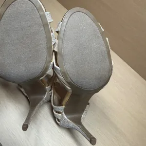 Betsey Johnson Tiara Gold Silver‎ Glitter T-Strap Heels Size 7.5 Sparkle Pumps thumbnail 7