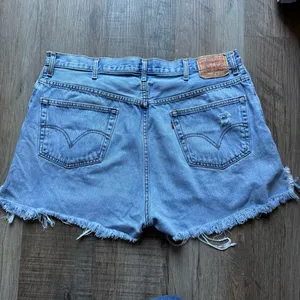 Y2K Levi’s Comfort Fit Distressed Cutoff Shorts thumbnail 8