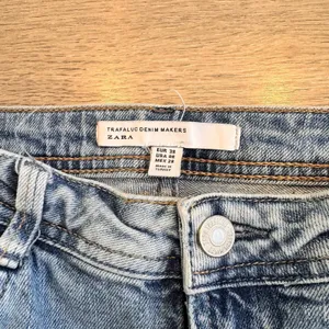 Zara Trafaluc Jeans Denim Makers High Rise‎ Straight 6 or 28 Regular Distressed thumbnail 5