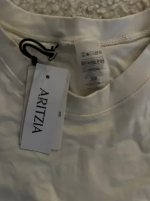 Aritzia beige seamless tee shirt thumbnail 3