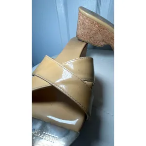 Jimmy Choo Wedge Sandals Slide 7 Tan Patent Leather Cork Heel‎ Logo Toe Plate thumbnail 3