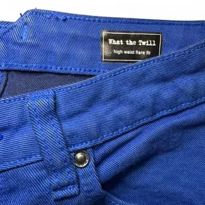 NWT Volcom What The Twill Mid-Rise Royal Blue Flare Denim Kick Pant — Size 1 thumbnail 5