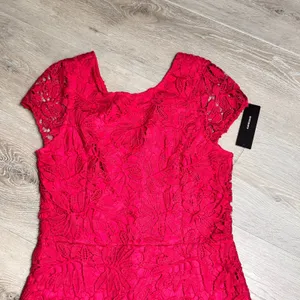 NWT Lulus Lace Sheath Dress Fuchsia Pink Short Sleeve‎ Knee Length Size Medium M thumbnail 3