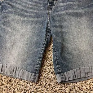 Women Levi’s mid rise Bermuda shorts thumbnail 3
