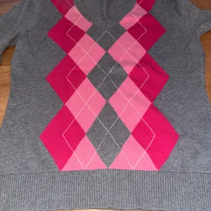Size Medium IZOD Gray Grey Pink Argyle V-Neck Winter Sweater EUC thumbnail 6