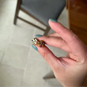 Tory Burch Signature Logo Flower Resin Stud Earrings thumbnail 6