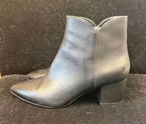 Cole Haan Black Leather Pointed Toe Block Heel Ankle Boots W14979 Size 8.5B thumbnail 1
