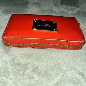 Michael Kors Vibrant Red/ Orange Wallet
GUC thumbnail 7