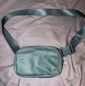 Lululemon everywhere belt bag in army green thumbnail 1