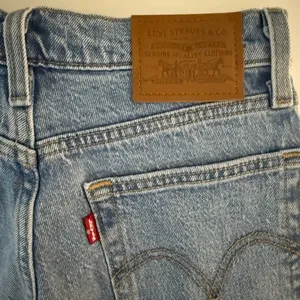 Levi's Wedgie Straight Leg 23 Jeans High Rise Premium Stretch Denim Light Wash thumbnail 9
