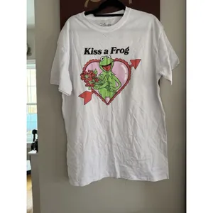 Muppets Kermit KISS‎ A FROG T-Shirt Disney LARGE New With Tags Heart Tee thumbnail 2