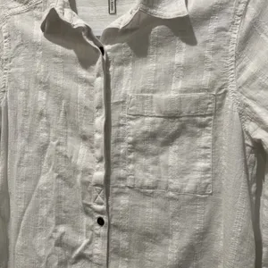 BKE by Buckle White Textured Button-Up Blouse Size S 100% cotton Rounded Hemline thumbnail 3