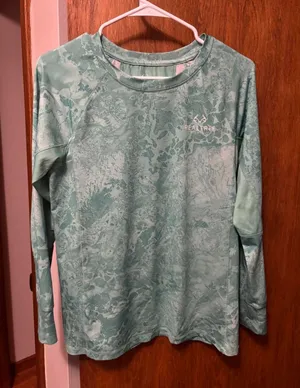 Realtree Fishing Long Sleeve Women’s Shirt thumbnail 1