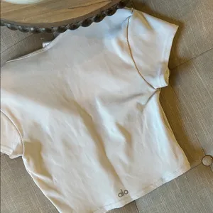 Alo Yoga White Ribbed Cropped Tee Savvy Short Sleeve Workout Tee Size Small thumbnail 7