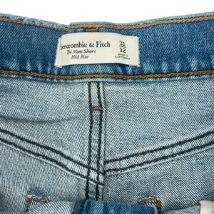 Abercrombie & Fitch The Mom Short Mid Rise size 31/12 thumbnail 3