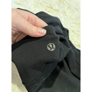 Lululemon pants yoga stretch waist pocket black Size 6 21” Inseam EUC thumbnail 8