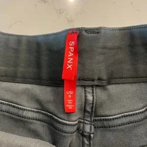 SPANX Twill Stretch Short 6" in Hazy Grey Size Large‎ thumbnail 5
