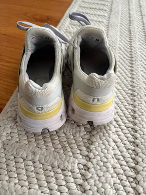 On cloud sneakers  thumbnail 2