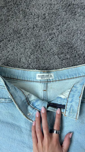 Abercrombie The 90s Relaxed Cut-Off Shorts thumbnail 4