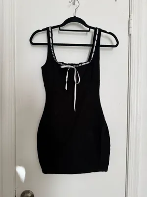 Windsor’s little black dress thumbnail 2