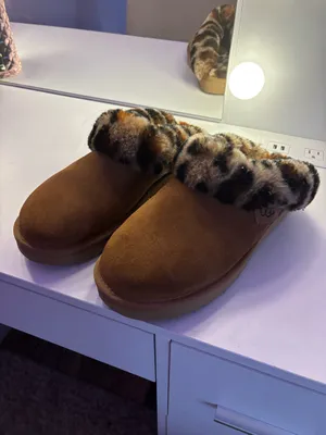 UGG Slippers Women’s 8 thumbnail 3