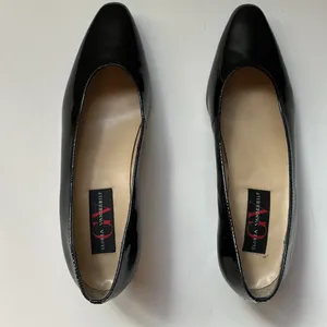 Gloria Vanderbilt Patent Leather heels. Size 7. Worn 3x. Great condition. thumbnail 3