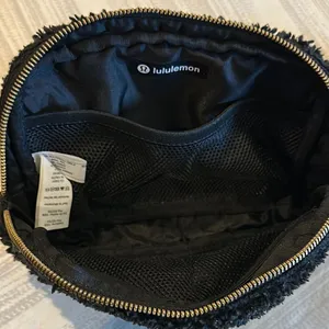 Lululemon Everywhere Fleece Belt Black & Silver Bag 1L thumbnail 5