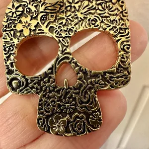Gold tone skull faux pearl pendant necklace thumbnail 8