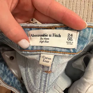 Abercrombie High-Rise Jeans Mom Curve Love thumbnail 3