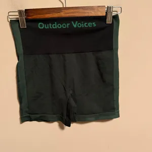 Outdoor Voices Seamless Smooth 4.5" Bike Short in Evergreen- Size Small thumbnail 4